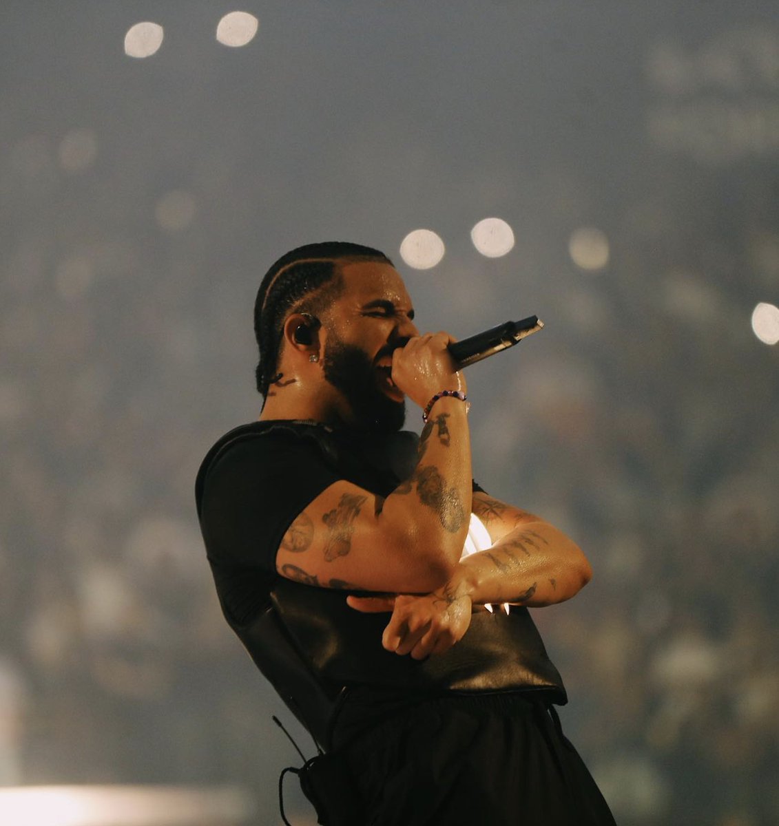 ComplexMusic's tweet photo. Drake described 'For All The Dogs' in one sentence...

"Please don't ask me what I feel if you can't handle the real." https://t.co/2KtSZ88MsP
