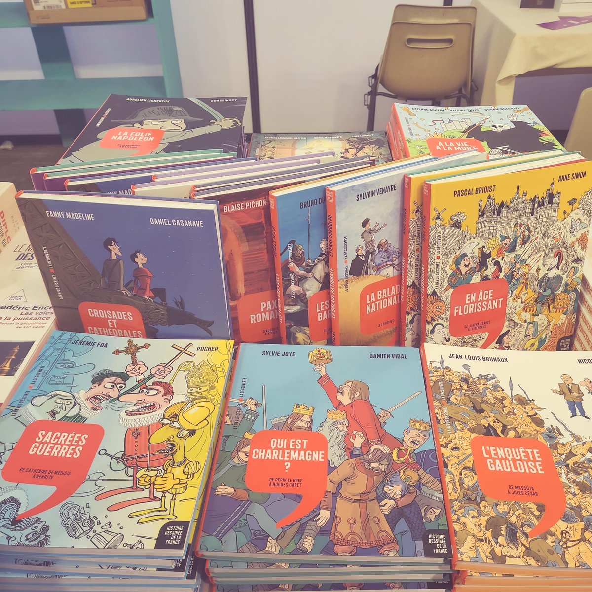 👑L'Histoire dessinée de la France est aux <a href="/rdvhistoire/">Rendez-vous-histoire</a> !
Rendez-vous sur le stand des <a href="/Ed_LaDecouverte/">Éditions La Découverte</a> pour retrouver les différents tomes de notre collection et surtout le dernier volume : "Les années lumières" qui vient de paraitre! #RVH2023 #Blois
📕 editionsladecouverte.fr/les_annees_lum…