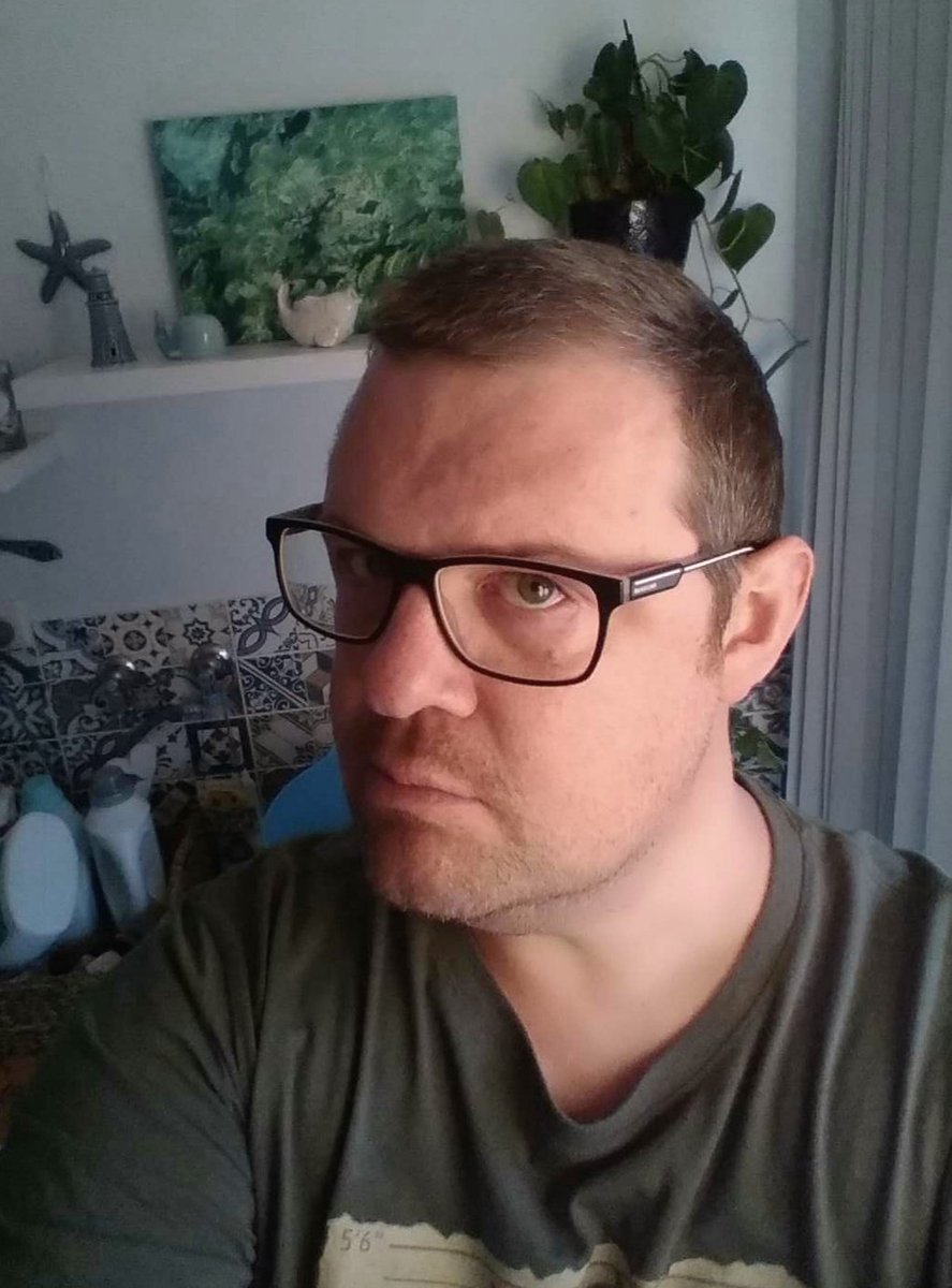 First selfie in a loooooong time.
I've got new specs. Suddenly I can see things properly again.