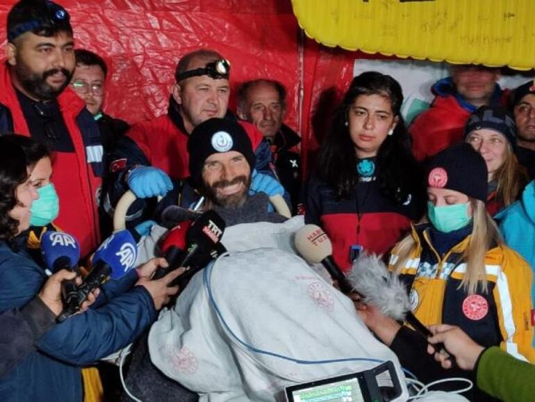 darkwebhaber's tweet photo. Fatih Altaylı: Hatırlayacaksınız, birkaç hafta önce ABD’li bir mağaracı, Mersin yakınlarında bir mağarada -1000 metre derinlikte mide kanaması geçirmiş ve 11 gün süren kapsamlı bir kurtarma operasyonuyla güçlükle yüzeye çıkarılmıştı. 

Ve ölümle burun buruna 11 gün geçiren Amerikalı mağaracı Mark Dickey’in yüzeye çıktıktan sonraki ilk lafı “İyileşince gelip bir daha bu mağaraya ineceğim” olmuştu.  

Konu ilgimi çektiği için hem bununla ilgili bir program yapıp kurtarma ekibindeki Türk mağaracı Ali Hakan eğilmez ile Youtube’da bir program yaptım.  Sonrasında da konuyu araştırdım. 

Mağaracı Mark Dickey ile ilgili bana verilen bilgiler ilginç. Veriler Dickey’in basit bir mağaracı olmadığını ortaya koyuyor. Ç��nkü Amerikalı mağaracı, izinsiz olarak girdiği Morca Düdeni’nde sadece mağaraya girmekle yetinmemiş görünüyor.  

Amerikalı “sözde” mağaracı, yüksekliği 2100 metreye kadar çıkan Taşeli platosundaki mağaraya girmeden önce mağara çevresinde, mağaracılıkla hiç alakası olmayan ve mağaraya inmekte kullanmayacağı bir “telsiz röle istasyonu” kurmuş. Geniş bir alana yayılan antenler ve buna bağlı birçok elektronik sistem oluşturmuş. 

Mağaracının, mağara araştırması ile ilgisi olmayan böyle bir telsiz röle sistemini dağın başına niye kurduğu hâlâ bir muamma. Mağaraya girmek için gereken izinleri almamış, hiçbir başvuru yapmamış olmasının üzerine bir de bu elektronik sistemler eklenince ortaya hayli büyük bir soru işareti çıkıyor.  

Gariplikler bununla da sınırlı değil. Mark Dickey’in yanında mağaracılıkla alakası olmayan, iki de genç kız var. Reşit bile olmayan bu genç kızlar mağaracı olmadıkları gibi, zaten mağaraya inmemişler bile.  Yukarıdaki kampta bekliyorlar. Güvenlik güçlerinin ve kurtarma ekibinin tüm uyarılarına rağmen kurtarma operasyonu boyunca alanı terk etmemekte ısrar ediyorlar ve sonunda zorla kurtarma alanından çıkarılıyorlar.  

Mağaracının Morca Düdeni ve Taşeli platosundaki etkinliği hayli şüpheli ve hayli araştırmaya değer gibi görünüyor. 

Kesin olan ise tüm bunları bir Türk dağcı Amerika’daki bir mağaranın önünde yapsa idi muhtemelen hâlâ tutuklu olurdu.