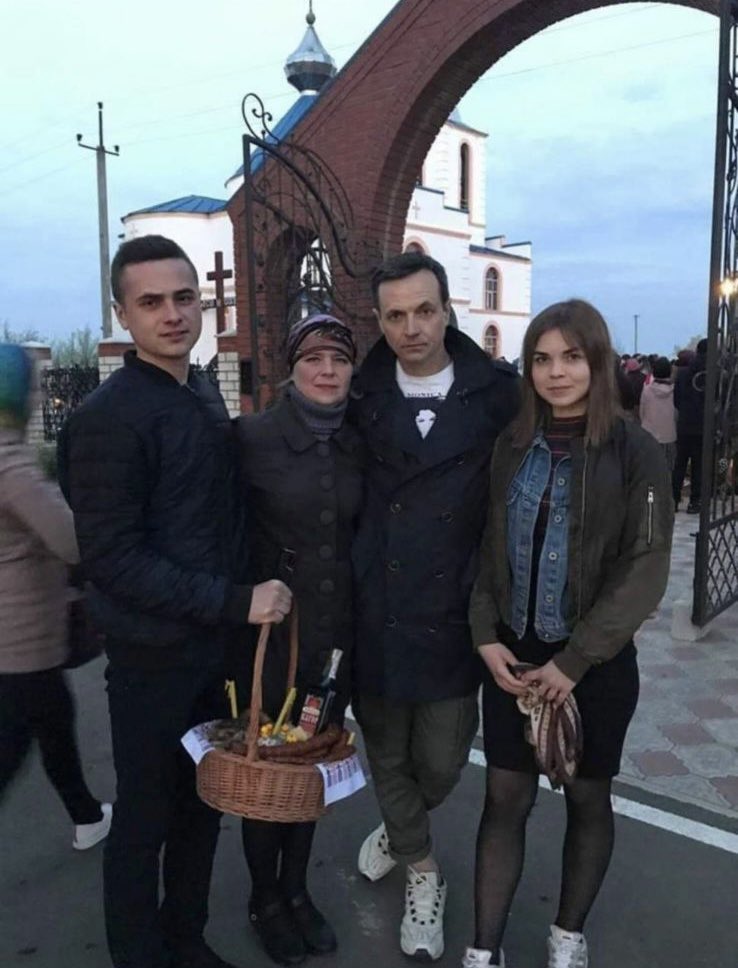 The man in the middle was a 🇺🇦 soldier killed fighting Russian invaders last summer. When his family reburied him in his home village of Hroza, retaken last Sept from Russian occupation, Russia fired a missile to kill everyone else in this photo, plus 48 other villagers. Medieval