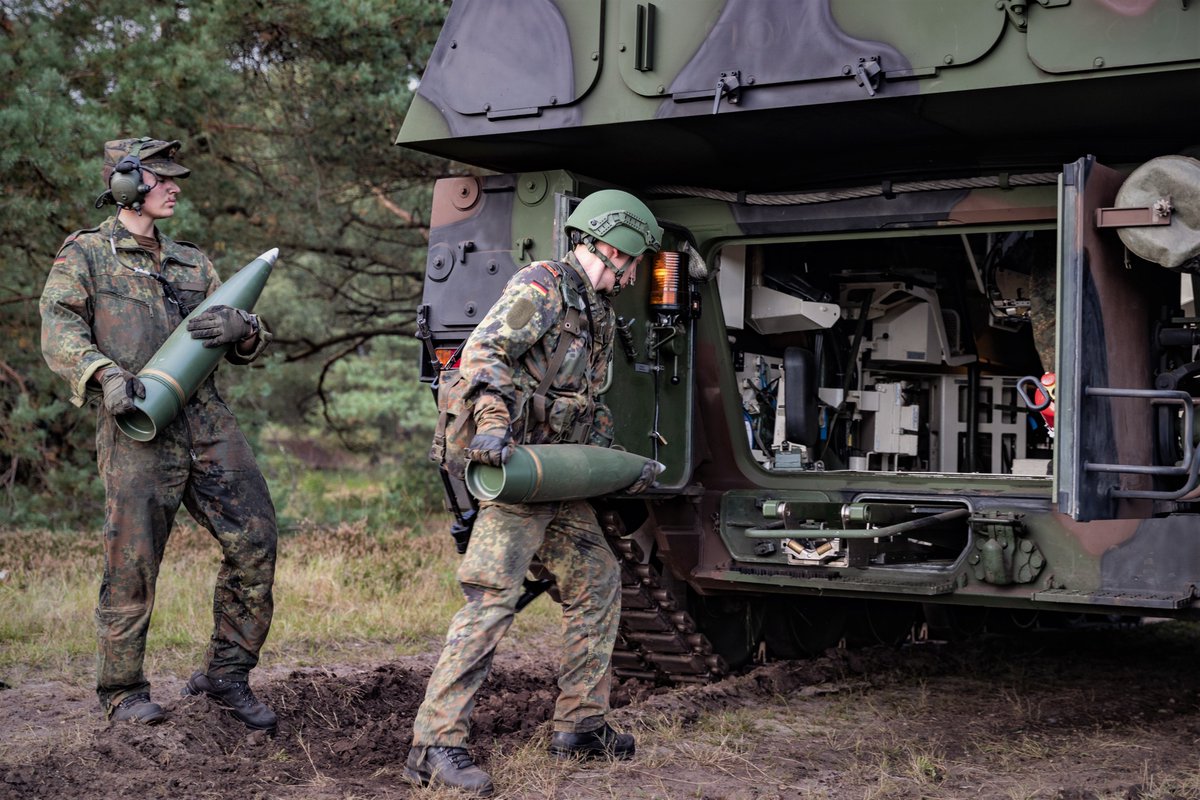 Deutsches_Heer's tweet photo. #TimberExpress verbindet Streitkräfte zu Land, Luft, See sowie im Welt- & Cyberraum. Die vernetzte multinationale Operationsführung bringt #Panzerhaubitzen vom #Heer mit Flugzeugen & Schiffen zusammen. Ziel: effizient & digital führen auf Basis von Echtzeitdaten. https://t.co/lHpCAuQfWO