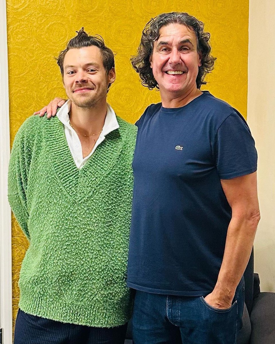 HSupdates_pl's tweet photo. Harry na backstage’u występu Micky'ego Flanagana 2 dni temu w Londynie. https://t.co/25OpnRqui2