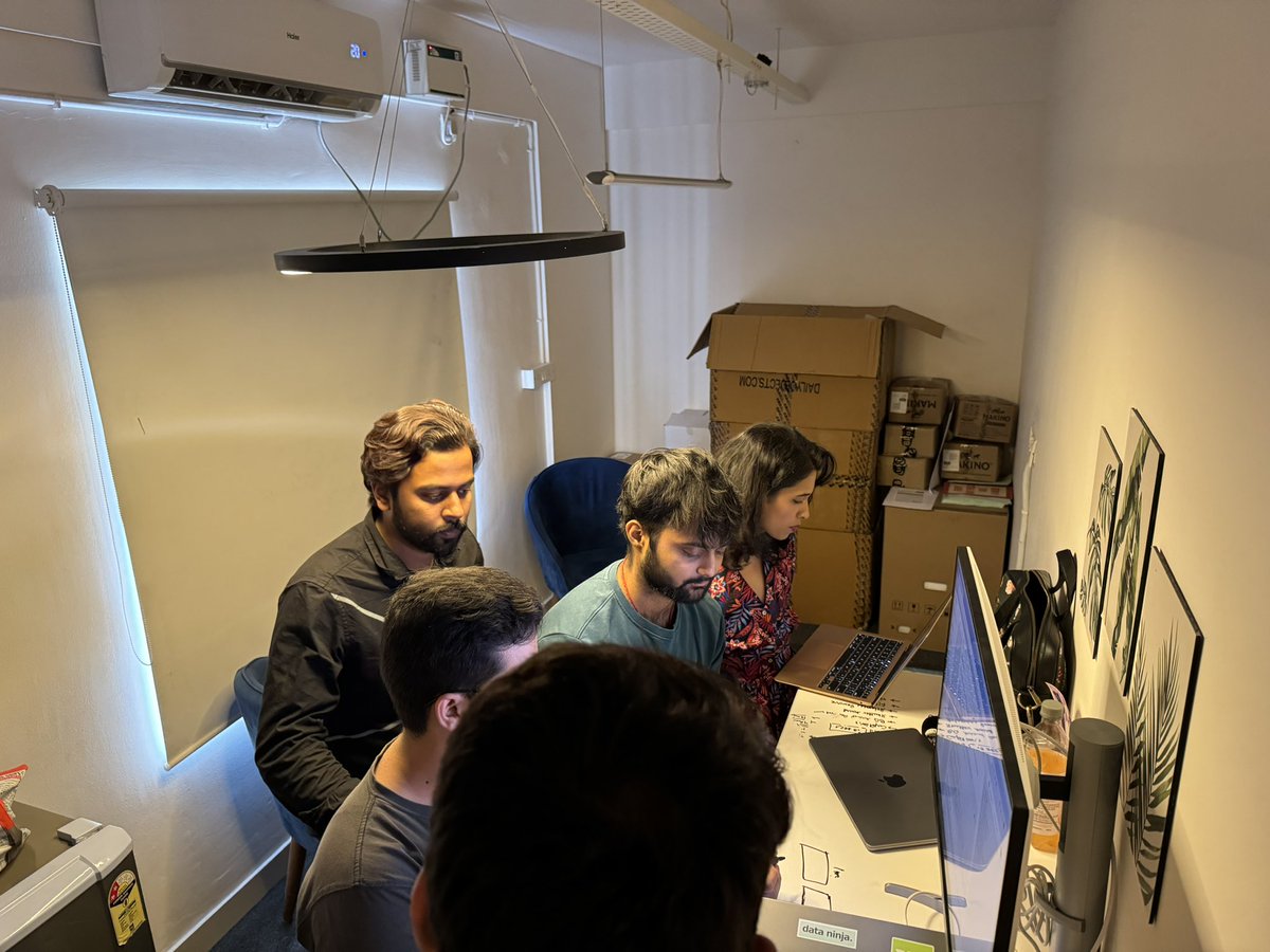 vedantm_'s tweet photo. 5 absolutely talented teams at @vidyoai are hacking out AI growth and retention features tonight in HSR!

We would love to invite you to the late night DEMO at 11PM ✌️

Beers and food on the house, DM for info and a chance to meet the team https://t.co/ZuGwG8arQI
