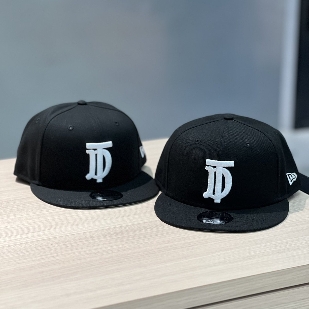 NewEraKobe's tweet photo. 【NEW ERA KOBE® オープン記念商品 10月7日(土)10時発売】

兵庫にゆかりのあるお笑いコンビ「ダウンタウン」とのコラボレーションキャップが再入荷。NEW ERA® KOBEにて60個限定で発売します。

※ご購入には事前の会員登録が必要です(https://t.co/Y04o8Y0B3s)
※お一人様1点まで、無くなり次第終了 https://t.co/SVgjb3A3Th