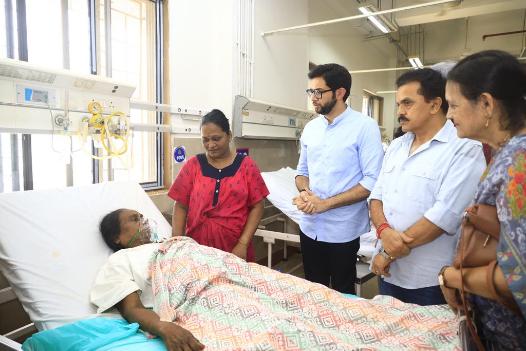 AUThackeray's tweet photo. आज गोरेगाव येथे झालेल्या इमारत दुर्घटनेची घटनास्थळी जाऊन पाहणी केली. तिथे कार्यरत अधिकाऱ्यांशी बोलून सद्यस्थितीचा आढावा घेतला. आग विझवण्यात अग्निशमन दलाला यश मिळाले असून कुलिंग ऑपेरेशन सुरू आहे. 

ह्यावेळी बाळासाहेब ठाकरे ट्रॉमा केअर रुग्णालयास भेट देऊन जखमींची विचारपूस केली. त्यांना धीर दिला. रुग्णांना वेळेत उपचार दिले जात आहेत की नाहीत याविषयी उपस्थित डॉक्टरांशी बोलून खातरजमा केली.