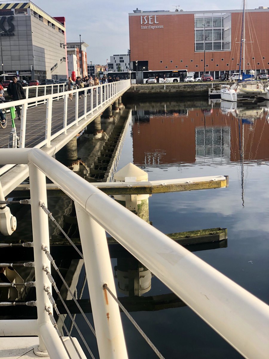 LHsansfiltre's tweet photo. Il n’y a pas que la nouvelle passerelle Bassin Paul Vatine 😍👏 l’autre est très jolie aussi au ☀️ 😍😍👏
Port Vauban 
#lehavre #passerelle #port #lesdocks #quai #embankment #bridge #reflets #eau #soleil #lehavresansfiltre #vauban #portvauban #octobre #blanc #acier #cables https://t.co/jAG7EeFR2a