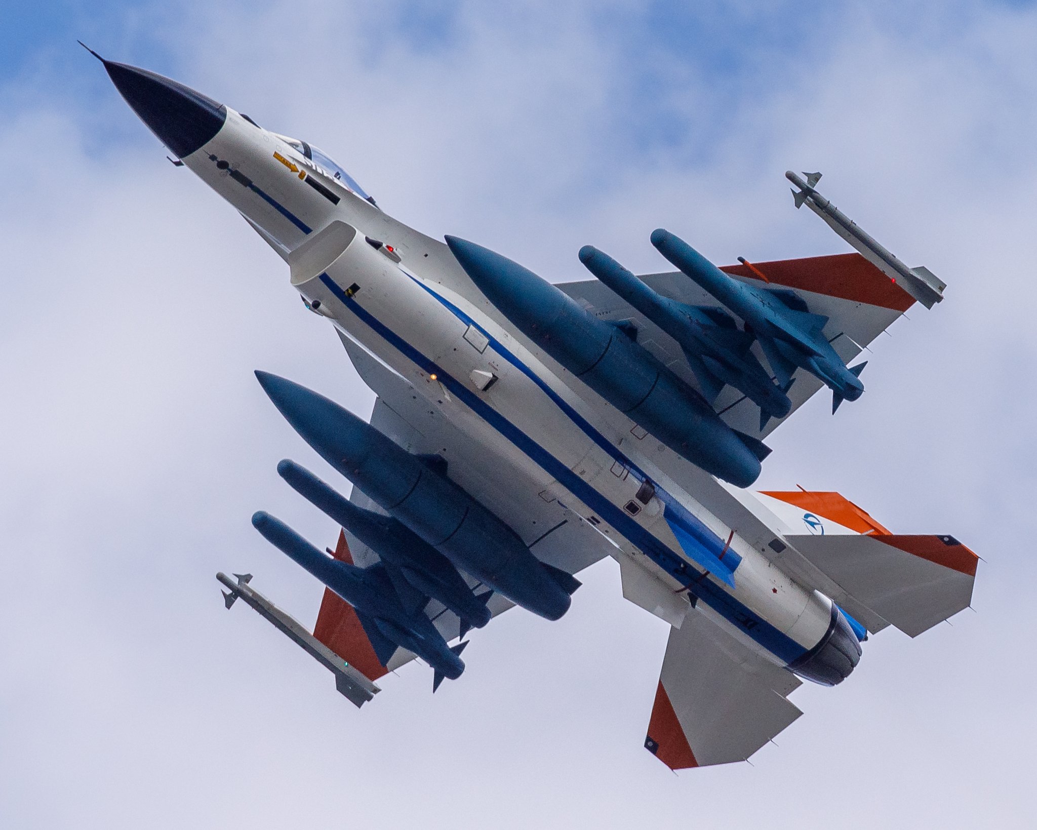 F7v6L89bwAAwldL.jpg:large