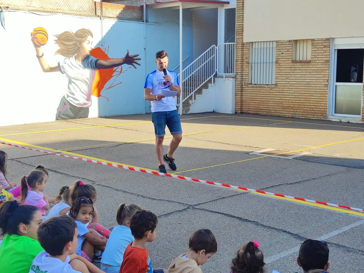 CeipMontes's tweet photo. Hoy, María González y Roberto Navarro, han inaugurado nuestro nuevo  campo de #dachball 
@InnovaEducAr @dase_es @deporte_aragon @masEFaragon @dodgeball @GobAragon https://t.co/6VBd9K2C14