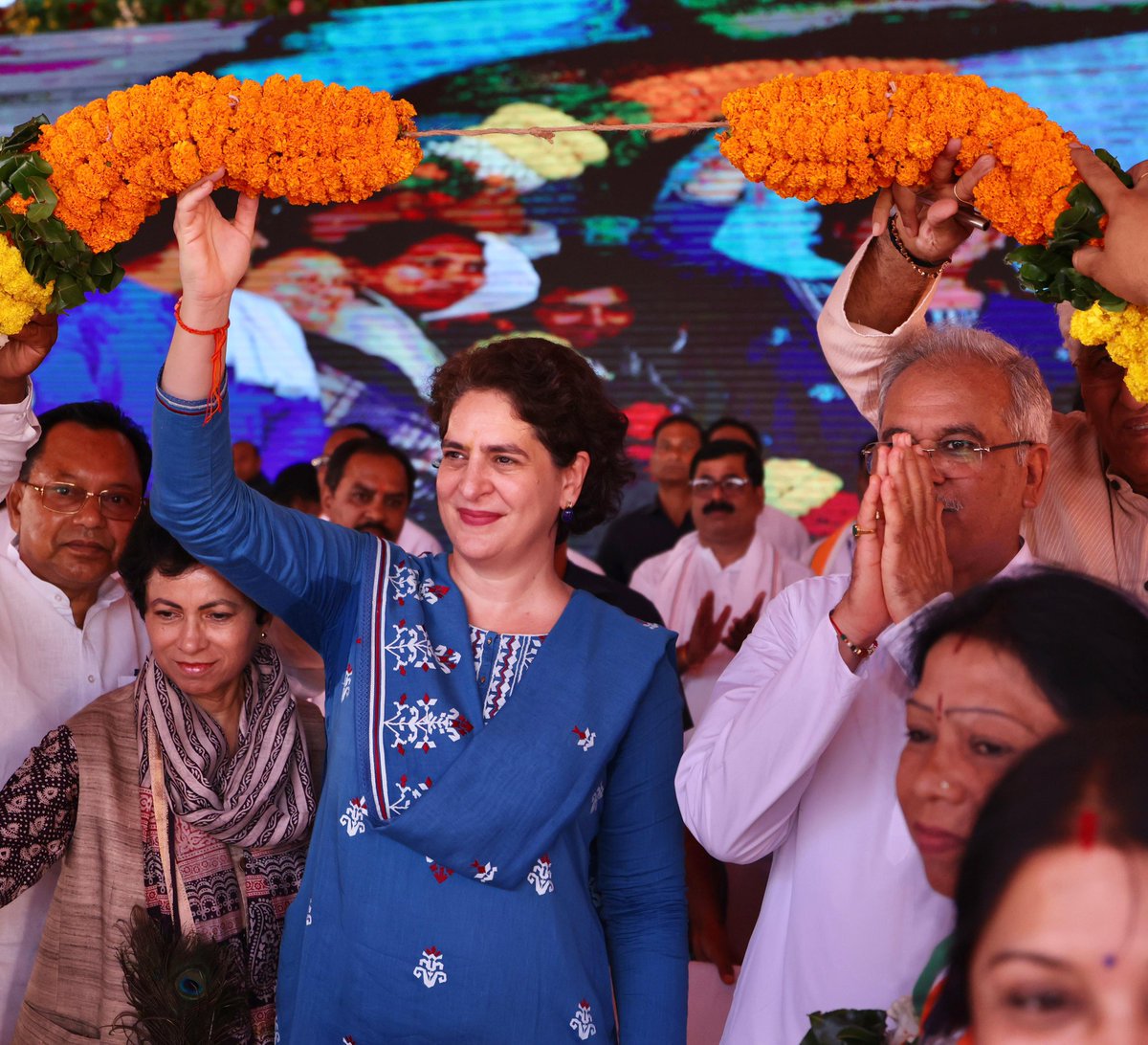 priyankagandhi's tweet photo. छत्तीसगढ़ के कांकेर में आज नगरीय निकाय एवं पंचायती राज महासम्मेलन में हिस्सा लेकर विशाल जनसभा को संबोधित किया। 

हमारी पंचायतें और नगरीय निकाय विकास के मूल स्तंभ हैं। कांग्रेस ने पंचायती राज लागू करके जनता के हाथ में सत्ता सौंपी थी। आज छत्तीसगढ़ सरकार ने पंचायतों को और मजबूत बनाकर विकास का बेहतरीन मॉडल पेश किया है।
