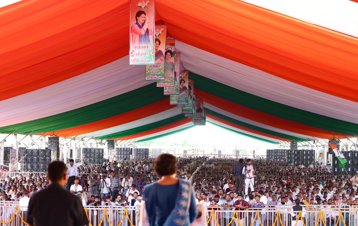 priyankagandhi's tweet photo. छत्तीसगढ़ के कांकेर में आज नगरीय निकाय एवं पंचायती राज महासम्मेलन में हिस्सा लेकर विशाल जनसभा को संबोधित किया। 

हमारी पंचायतें और नगरीय निकाय विकास के मूल स्तंभ हैं। कांग्रेस ने पंचायती राज लागू करके जनता के हाथ में सत्ता सौंपी थी। आज छत्तीसगढ़ सरकार ने पंचायतों को और मजबूत बनाकर विकास का बेहतरीन मॉडल पेश किया है।