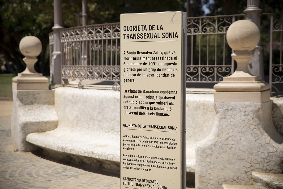 Xavier Florensa Cantons (@xaviflorensa) on Twitter photo Des de fa anys, entitats #LGBTI i institucions mantenim viva la memòria de la Sònia a la Glorieta i la plaça del Parc de la Ciutadella que avui porten el seu nom. Un homenatge a totes les persones trans* que han patit discriminacions i violències. #Stoptransfòbia Des de fa anys, entitats #LGBTI i institucions mantenim viva la memòria de la Sònia a la Glorieta i la plaça del Parc de la Ciutadella que avui porten el seu nom. Un homenatge a totes les persones trans* que han patit discriminacions i violències. #Stoptransfòbia