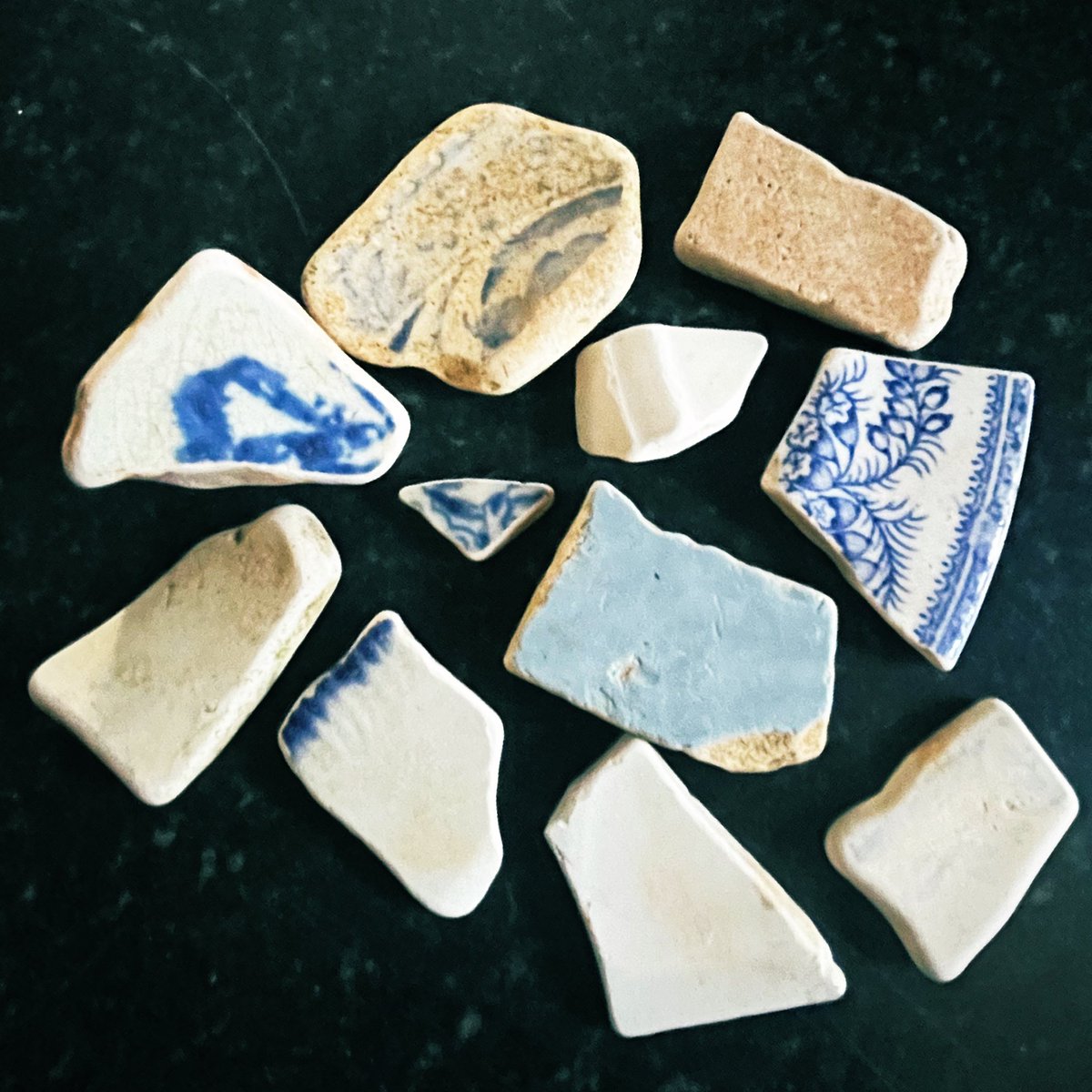 DDCrochetDesign's tweet image. Little walk along the Thames ☺️💙🩵🤍 I’m going to do this everyday and create something magic ♻️#seapottery #washedup #pottery #riverfinds #TheThames #elevenseshour #craftbizparty #MHHSBD #recycle #reuse #old #happy