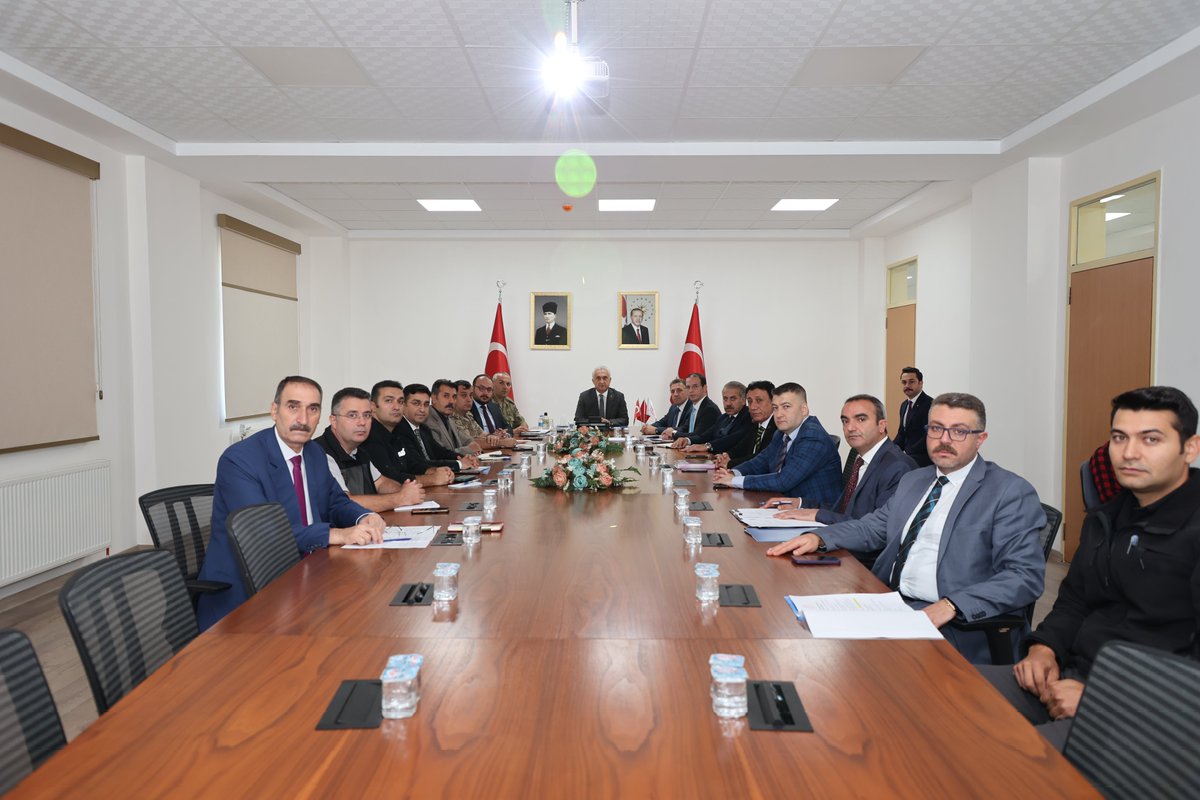 TCMusValiligi's tweet photo. Valimiz Sayın @Valiavnicakir Başkanlığında, ilgili kurum müdürlerinin katılımıyla "29 Ekim Cumhuriyet Bayramı 100’üncü Yıl Kutlamaları Hazırlık Toplantısı" gerçekleştirdi.
📍Muş Valiliği Toplantı Salonu https://t.co/QySqo1Siix