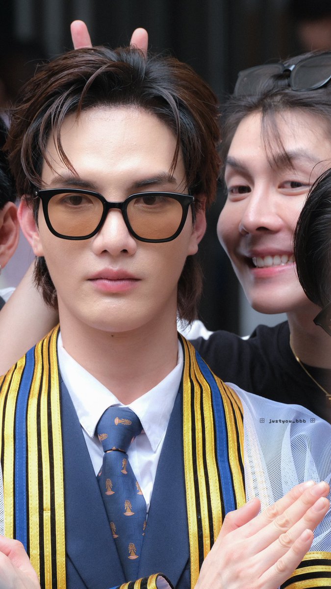 justyou_bbb's tweet photo. พี่ต๋องทรงขรึม แต่ข้างหลังนี่นะ 🤭🤭🤭
#TongGraduate
#tongthk #Basvpr
@tongthk @basvpr_ https://t.co/CM15tRlaVb