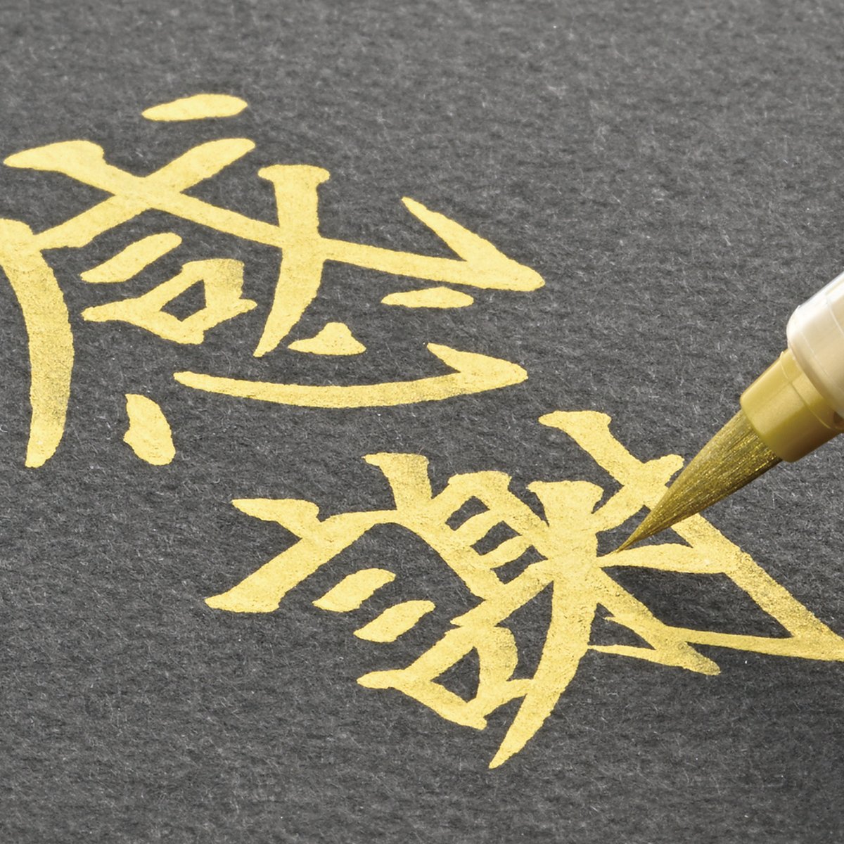 kuretakejapan's tweet photo. 【新商品情報】
くれ竹筆 小ぶり 中字 金・銀

「くれ竹筆」シリーズの金色・銀色がきらめき UP してリニューアル！
使い切れるうれしい小ぶりサイズの筆ぺんです☺
ラメ入りで発色鮮やかなので、クリスマスカードや年賀状にも最適✨ https://t.co/0SeFgBskGo