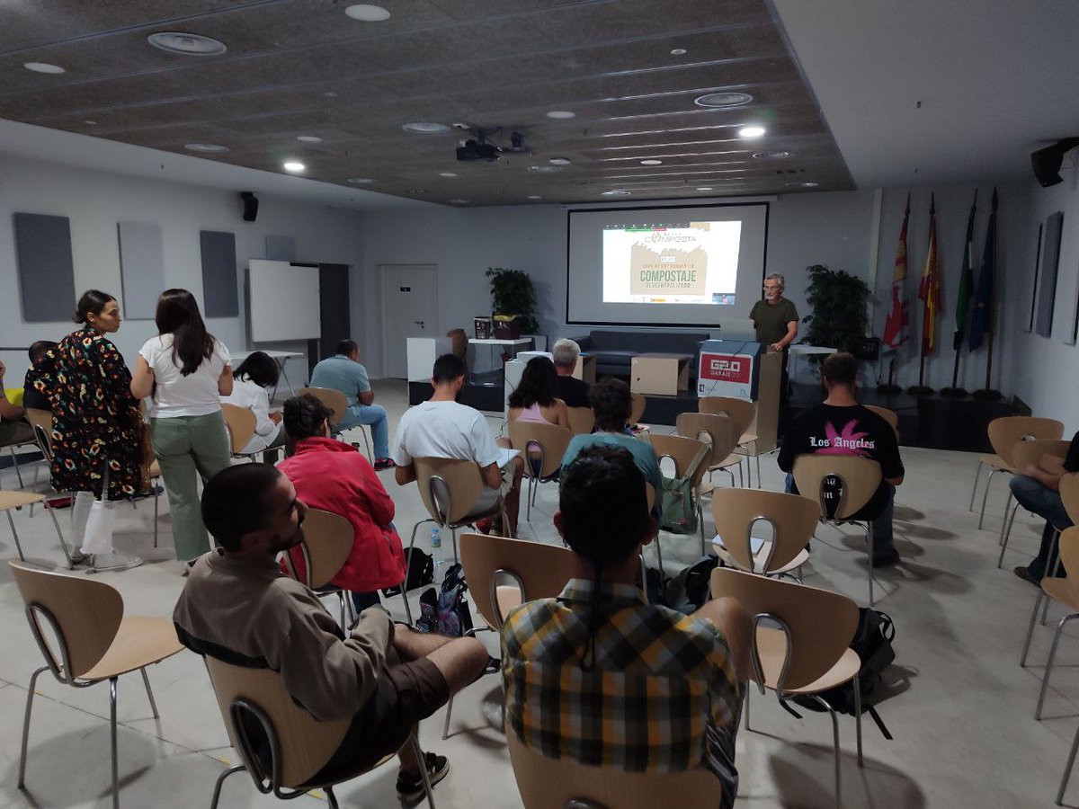medio_mas's tweet photo. ♻️@medio_mas apuesta por la formación en compostaje como solución a la gestión de residuos orgánicos municipales #matercomposta
➕info: https://t.co/TYZHHBl5AM https://t.co/xjT3YEkJZz