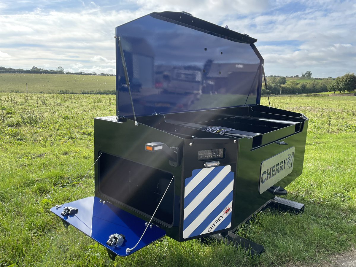 CherryProducts's tweet image. Check out the latest CNH Power Blue #boxsmart by far the best weight storage solution in the market. LED Flashers, side, working and indicators are standard on the Deluxe model.