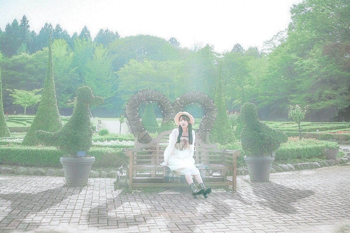 yagi5da's tweet photo. 『ねぇ、来てきてⅢ』
　ベンチの周りで撮りましょ😊
①原像
②自然逆光と人工順光を輝度の限界付近で調和させる試み
③順光　④サイド光
@annchan_666 
＃ポートレート https://t.co/dURvNiFMgw