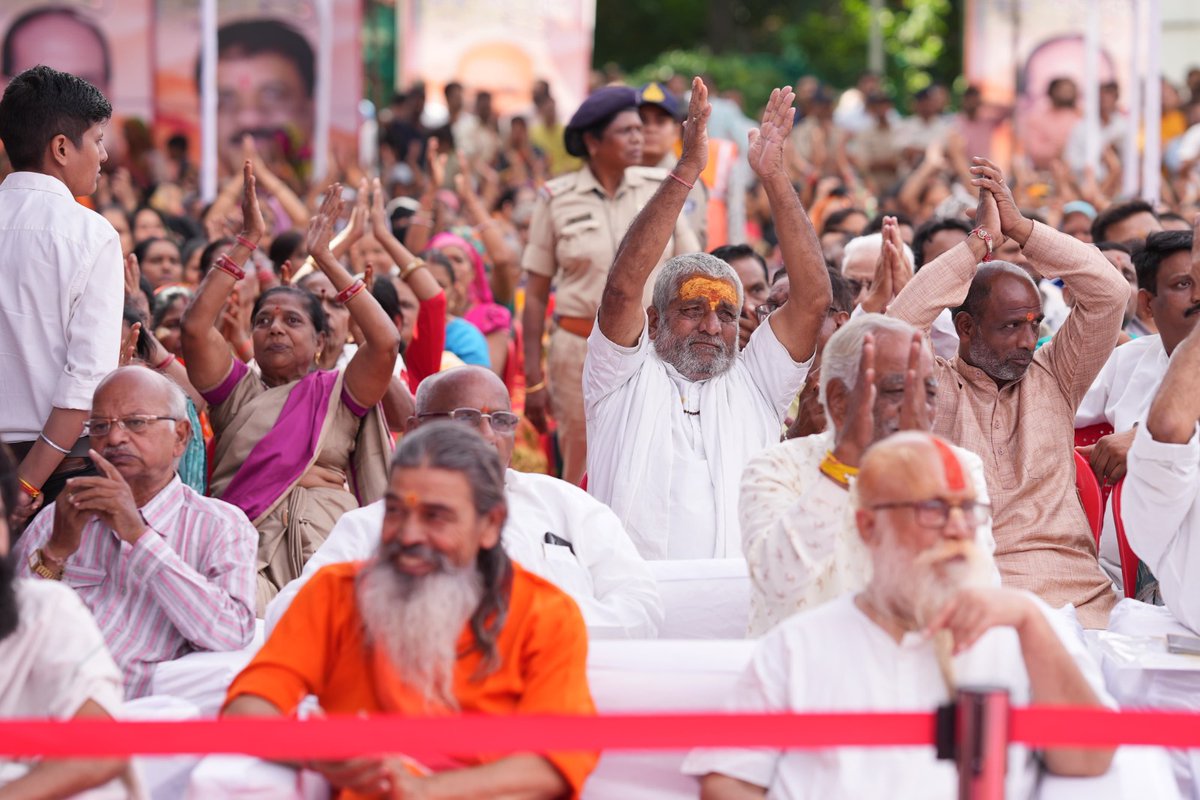 हिंदुत्व अद्भुत है, भारत के साथ ही पूरी दुनिया को बचाने का अगर कोई काम करेगा, तो हमारा सनातन ही करेगा। 

भोपाल में हम मानस भवन को बनाने के साथ ही अब गुफा लोक भी बनाएंगे।

आज भोपाल में आयोजित कार्यक्रम में सहभागिता कर संत भवन का भूमिपूजन करने के साथ ही विभिन्न विकास कार्यों का