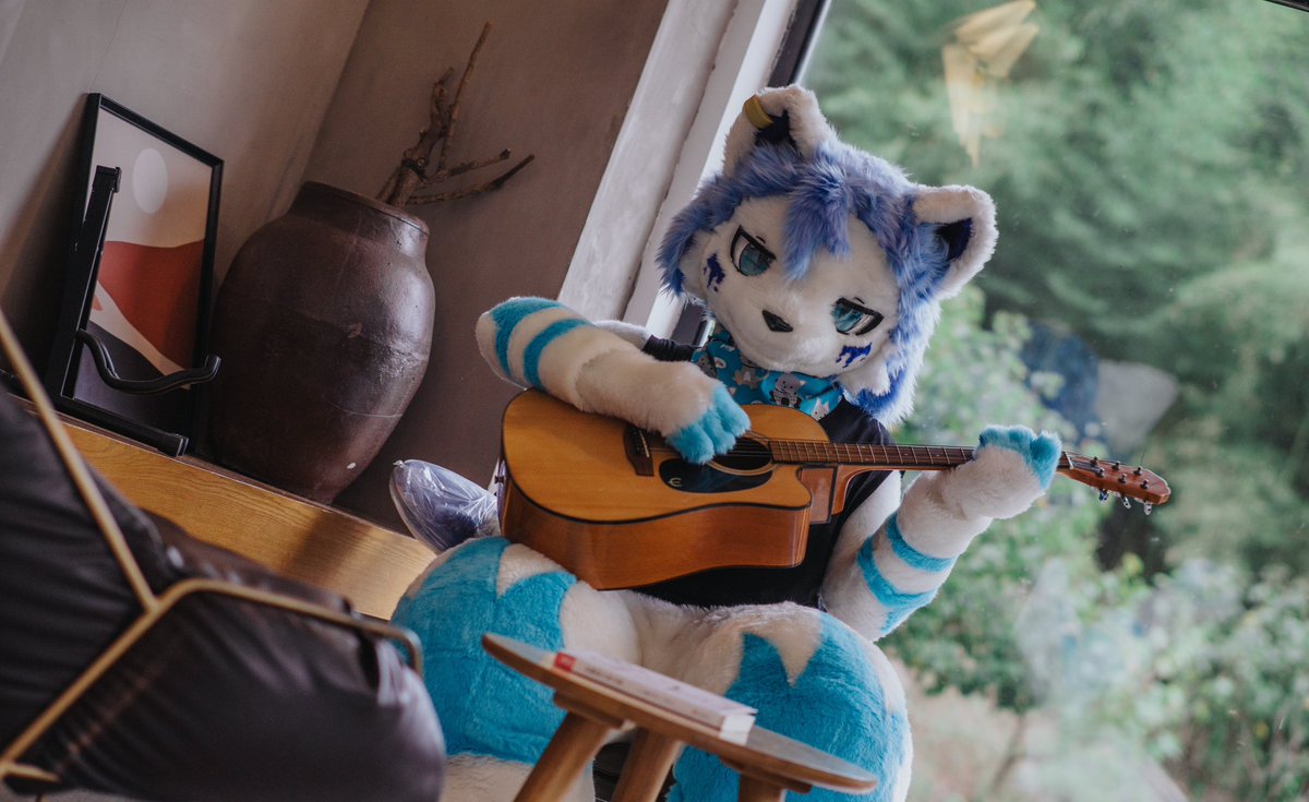 弹奏一首你最爱的歌曲！ #FursuitFriday 📷：@waitzz_