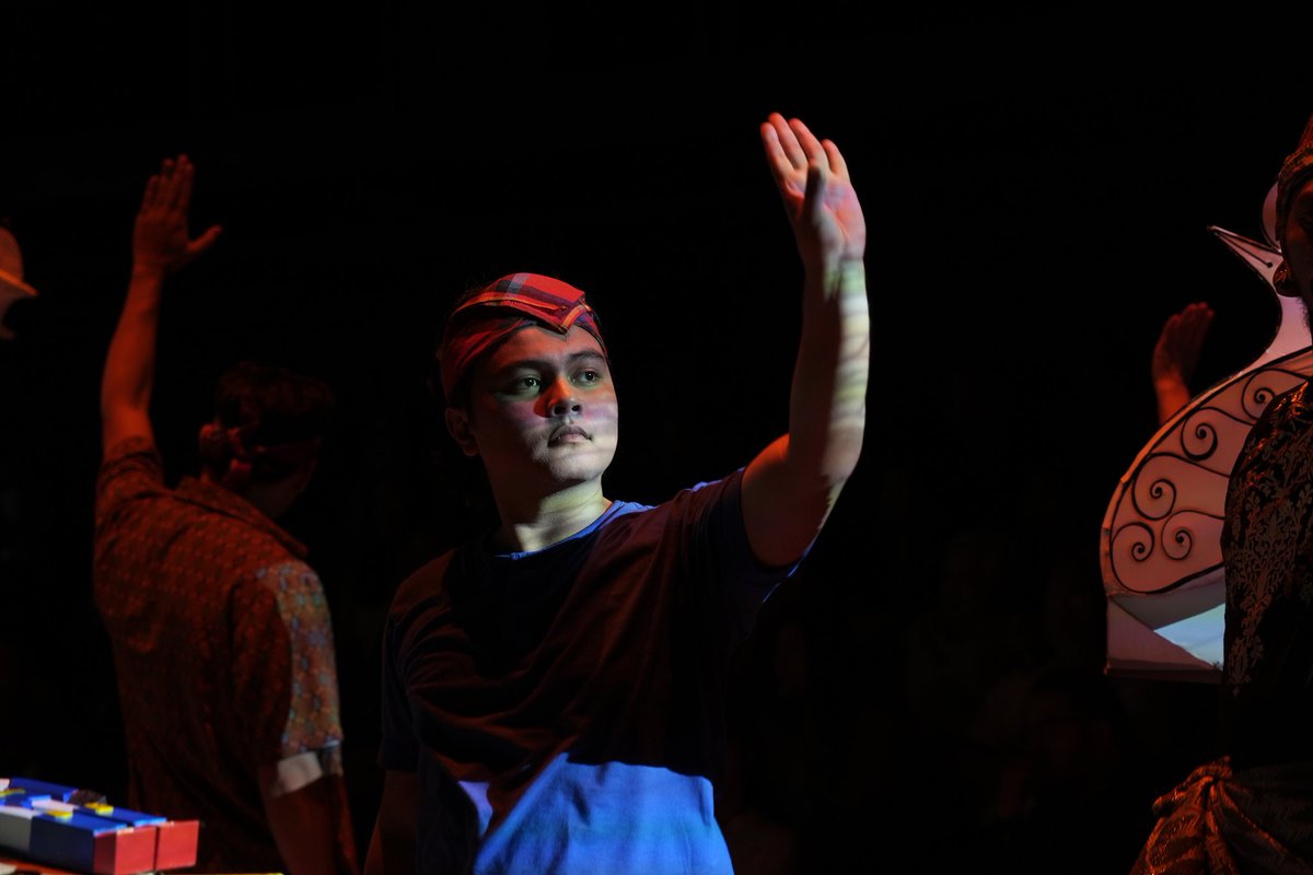 tanghalangPH's tweet photo. ANG PAMILYANG IMAO…

Immerse yourself in the rich cultural multiverse of ANAK DATU and see more from the Imao family's story! Buy your tickets NOW for today's 3PM and 8PM shows, mga Anak ng Agos! 🤖✊

📸 Creative Sense  

#TanghalangPilipino #TP37 #UtakPusoBayan https://t.co/WXNORXUzBR