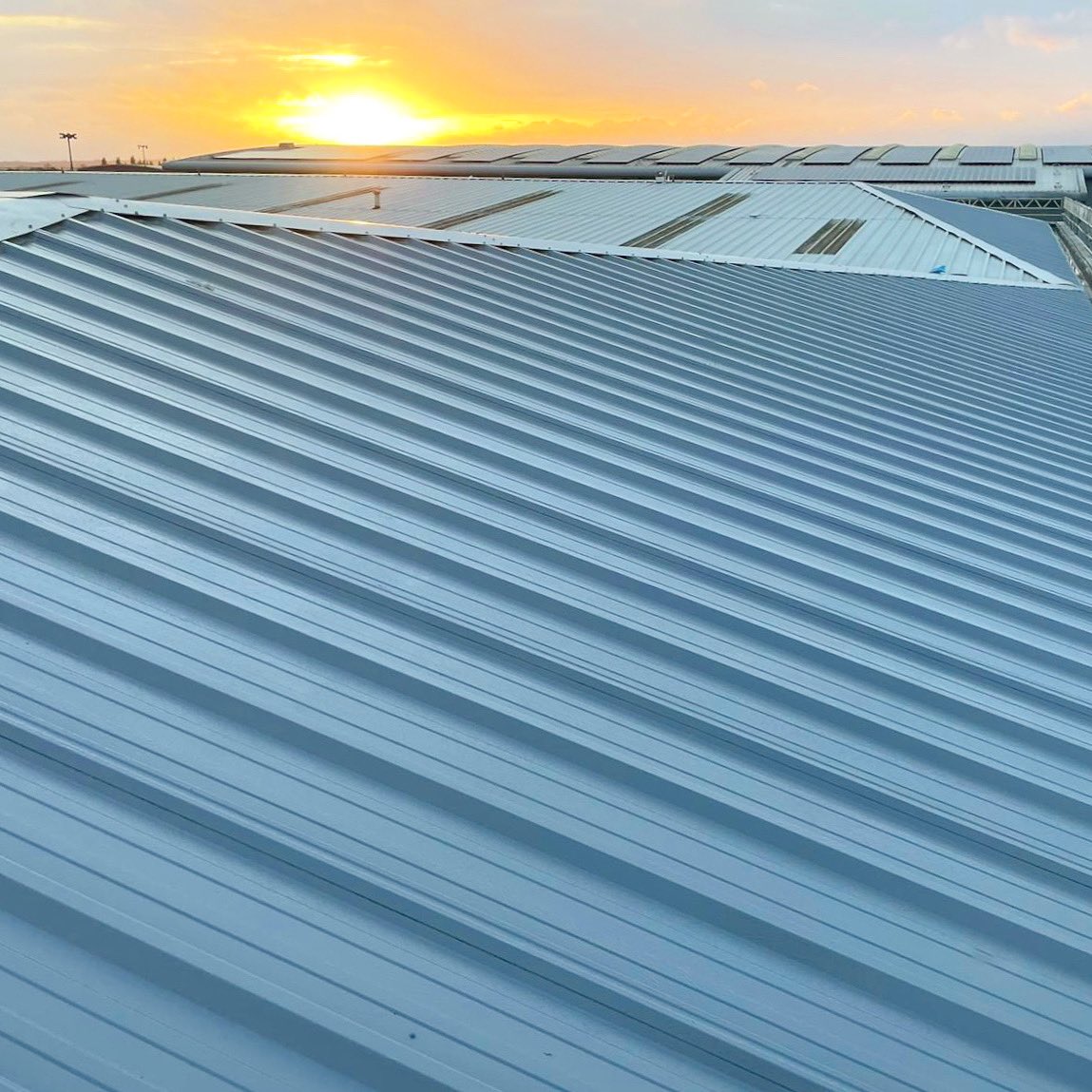 cladspray's tweet photo. That view 😍☀️🌇 #roofinglife #roofing #roofingcontractor #roofinglife #roofinglifestyle #roofingservices #roofingsheet #roofingsystem #roofingsystems #roofingtile #roofingtips #roofinguk #roofingworld #roofinstallation #roofrepair https://t.co/kiXbjZUPOa