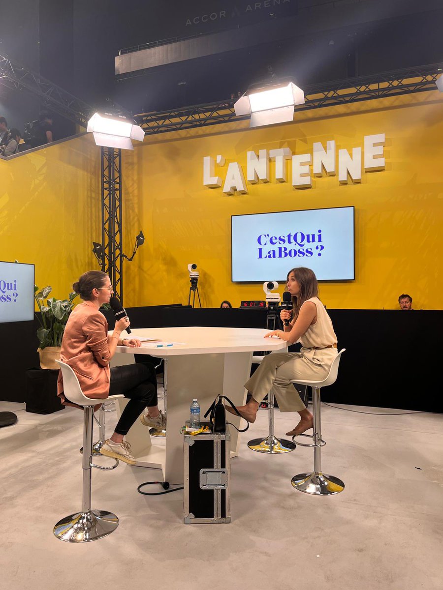 Jlt__G's tweet photo. La dernière fois que je suis allée à Bercy, c'était pour voir les Black Pink. Hier, j'y suis allée pour animer un podcast, en public, devant des gens https://t.co/QF564Rj51z