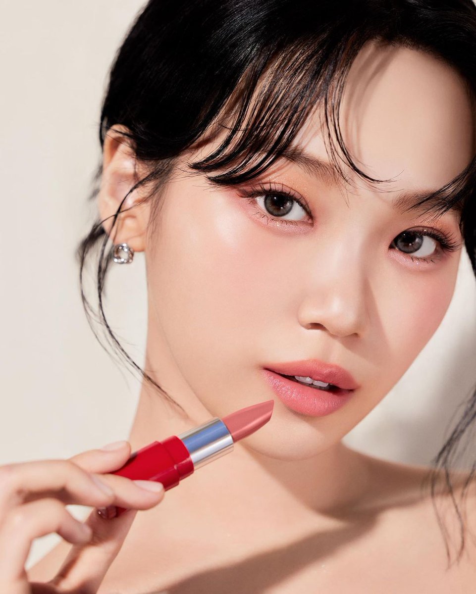 lssfm_news's tweet photo. [PHOTO] 

#CHAEWON for Makeup Forever

🔗 https://t.co/SwKwjAQTm8
🔗 https://t.co/awCinCP3P7

#CHAEWONxMAKEUPFOREVER
#MAKEUP_FOREVER #김채원 #르세라핌 #W_KOREA #LE_SSERAFIM https://t.co/euacD38tTM