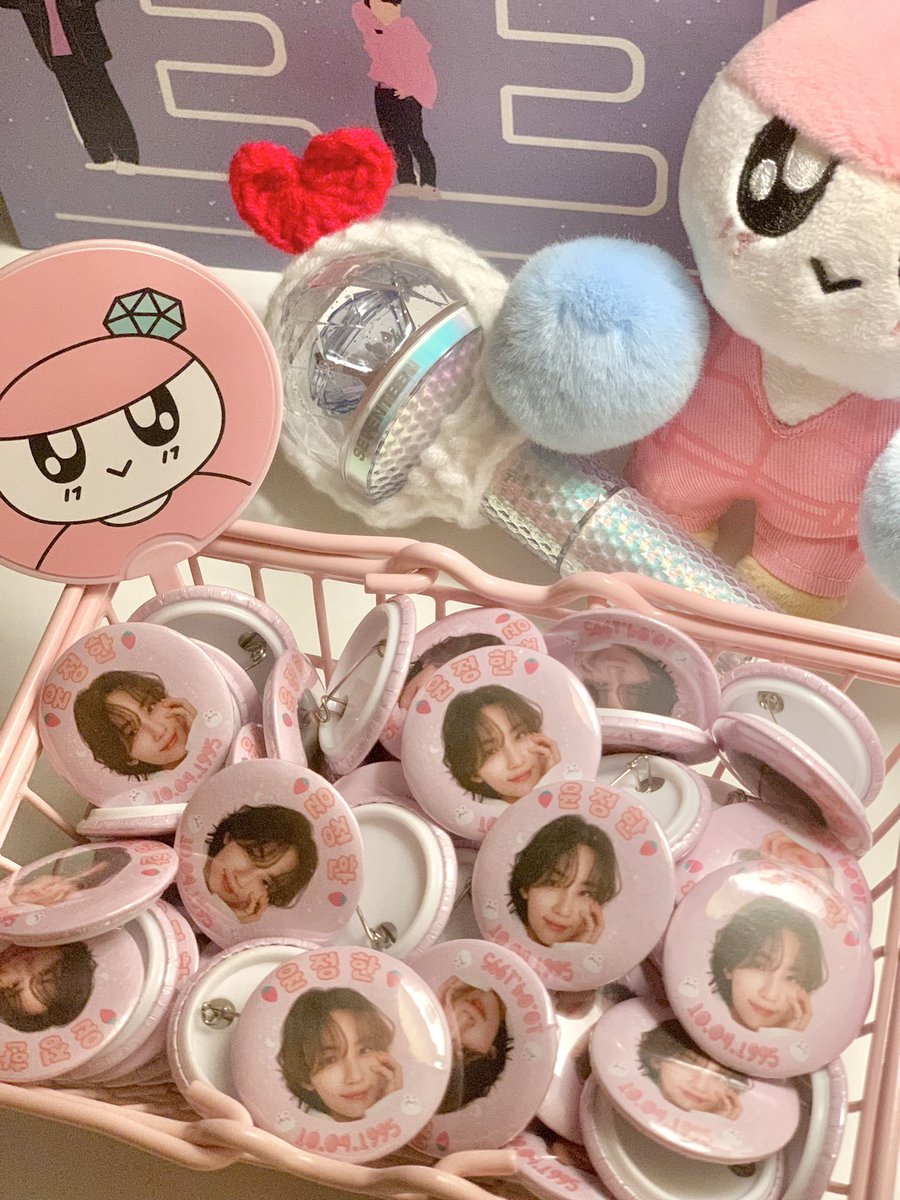 Caratdeul! I still have extra freebies Jeonghan button badge and i will be at #dreamofYOON cse.
Come get yours fcfs 🩷🩵🤍

Will update time &amp; location. See ya tomorrow 🤗

#Happy_JEONGHAN_Day