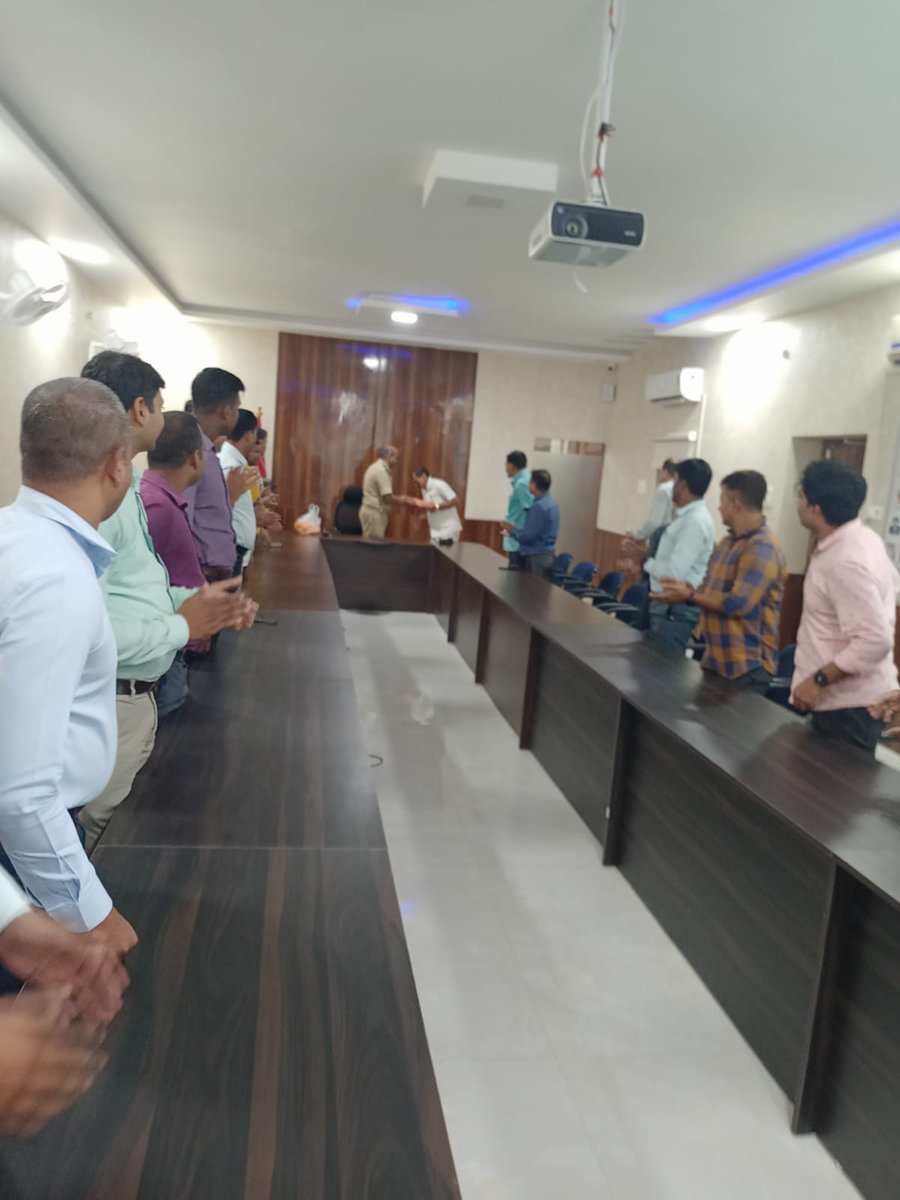 क्षेत्रीय कार्यालय, पटना में कार्यरत गृहरक्षक विजय कुमार दि0-01.10.2023 को सेवानिवृत हुए। सेवानिवृति के अवसर पर म0नि0 कार्यालय, केन्द्रीय क्षेत्र, पटना में उनके सम्मान में विदाई समारोह का आयोजन किया गया। सेवानिवृति पश्चात् उनके उज्जवल भविष्य एवं स्वस्थ्य रहने की कामना की गयी।