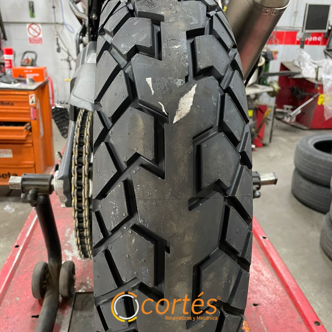 servicioscortes's tweet photo. Otro montaje en nuestro taller con el que os deseamos que disfrutéis el fin de semana a tope.

Os dejamos con esta preciosidad a la que le hemos montado unos #NeumáticosparaMoto TKC 70 de #Continental 💪 https://t.co/30doqNQjop