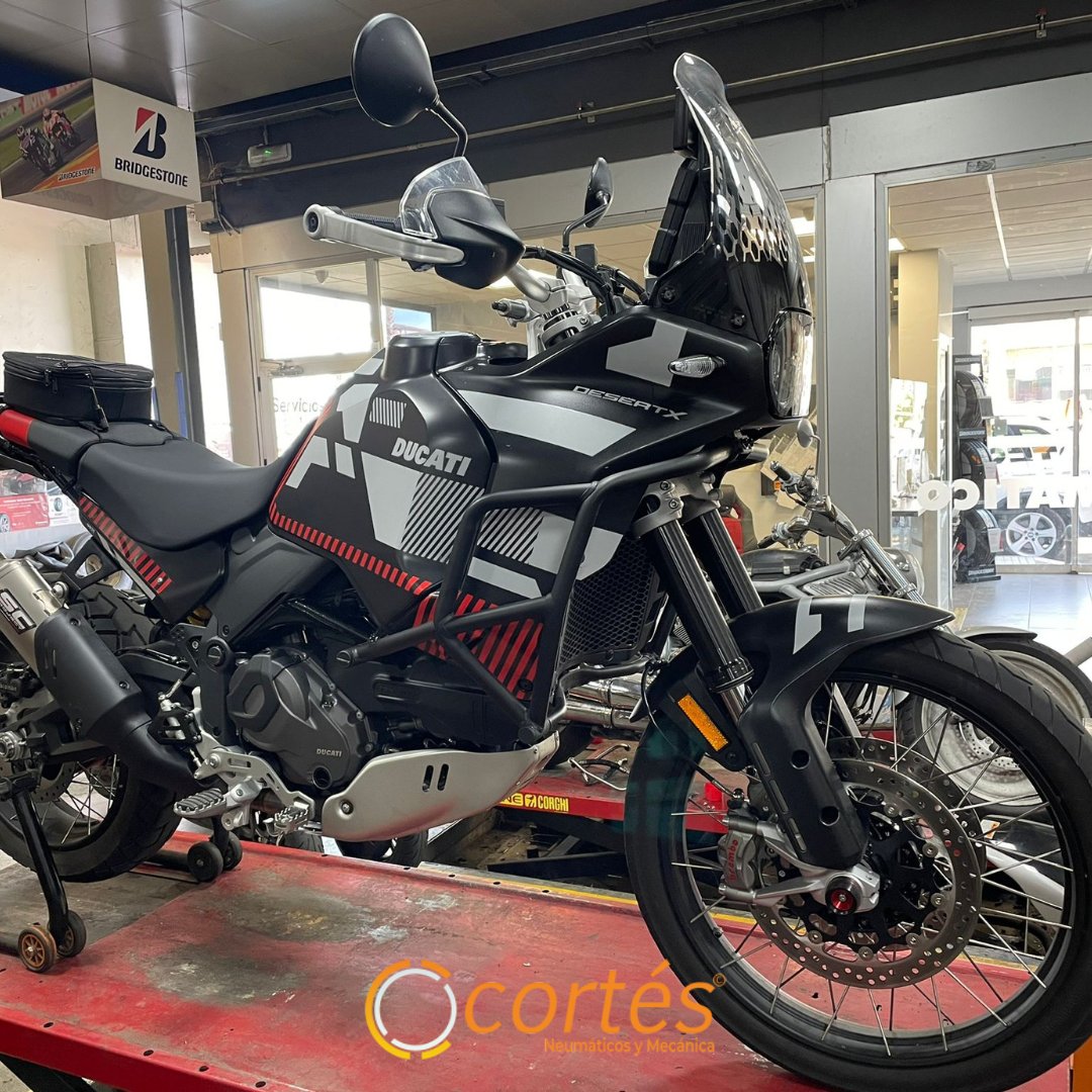 servicioscortes's tweet photo. Otro montaje en nuestro taller con el que os deseamos que disfrutéis el fin de semana a tope.

Os dejamos con esta preciosidad a la que le hemos montado unos #NeumáticosparaMoto TKC 70 de #Continental 💪 https://t.co/30doqNQjop