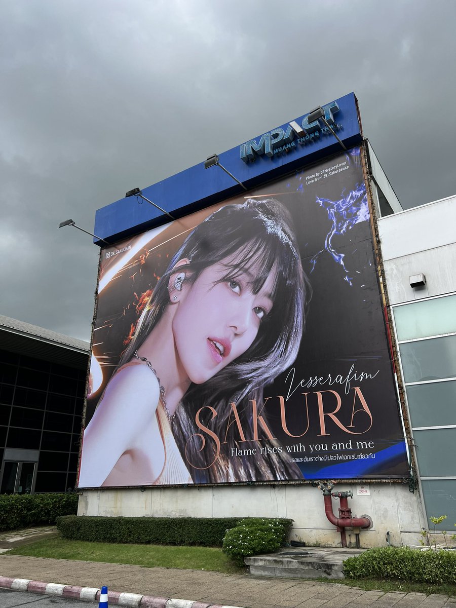 KunBlues's tweet photo. ยิ่งใหญ่เกรียงไกร มิยาวากิ ซากุระ ยังหารถรางไม่เจอ 🥹
#宮脇咲良 #SAKURA #사쿠라 #르세라핌 #LE_SSERAFIM #FLAME_RISES_IN_BANGKOK 
#MyBelovedKkuraTH
#ックラ #sakumail 
ซากุระ พี่สา น้��งสา สากุระ https://t.co/VAb351lEBr
