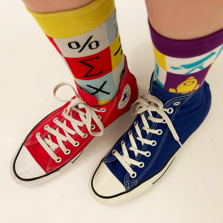 socksnerdy's tweet image. Ik draag zelf graag twee verschillende sokken en het liefst ook verschillende schoenen. Mensen vragen me vaak: "Waarom heb je twee verschillende sokken of schoenen aan?" Mijn antwoord? "Waarom draag jij twee dezelfde?"
#differentsocks #socks #sokken #kleuren #colors #Haarlem