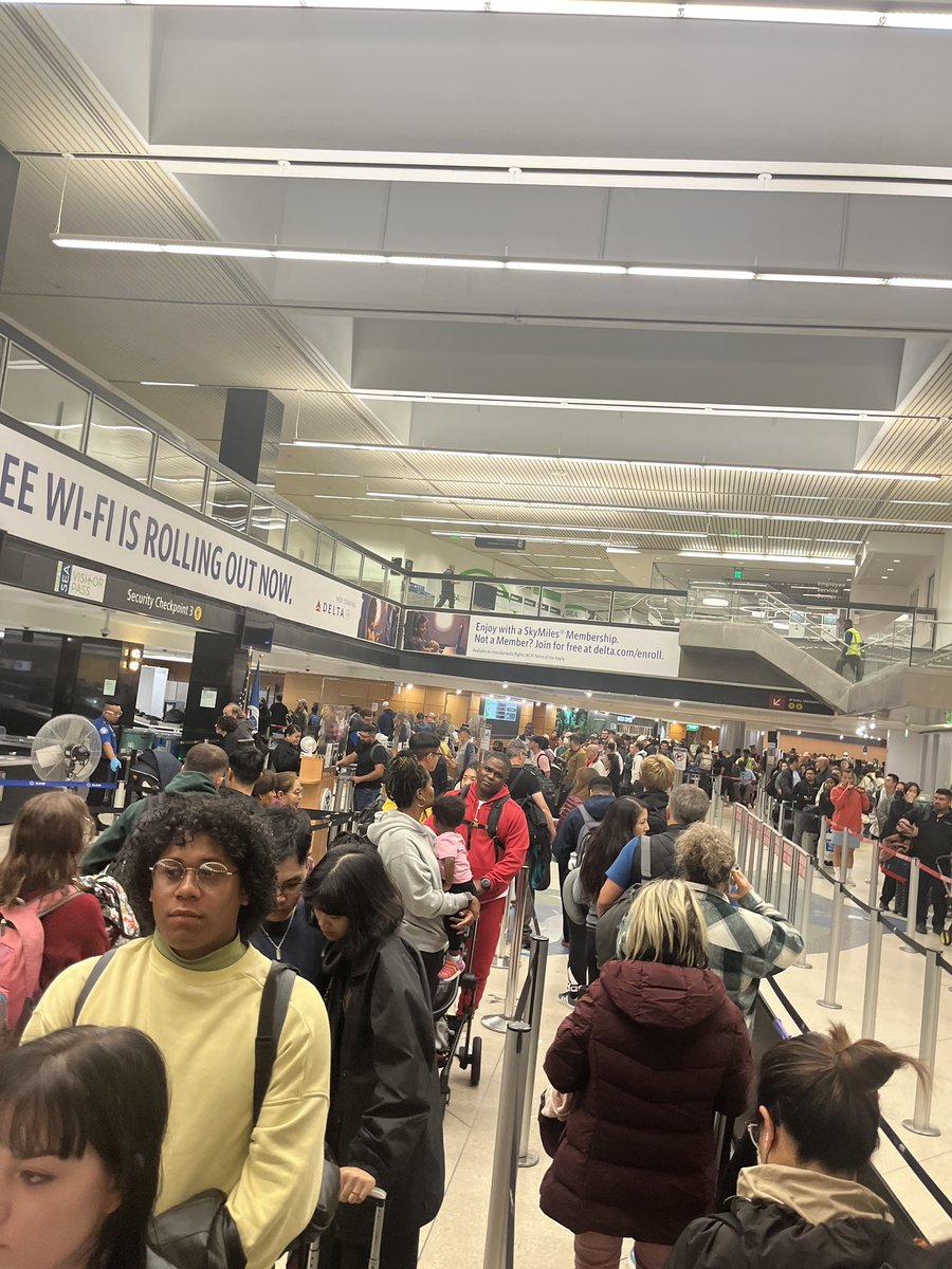 DQuinlanSeattle's tweet photo. No words. #Airport #Seattle #Travel https://t.co/NBOAkYC3Ox