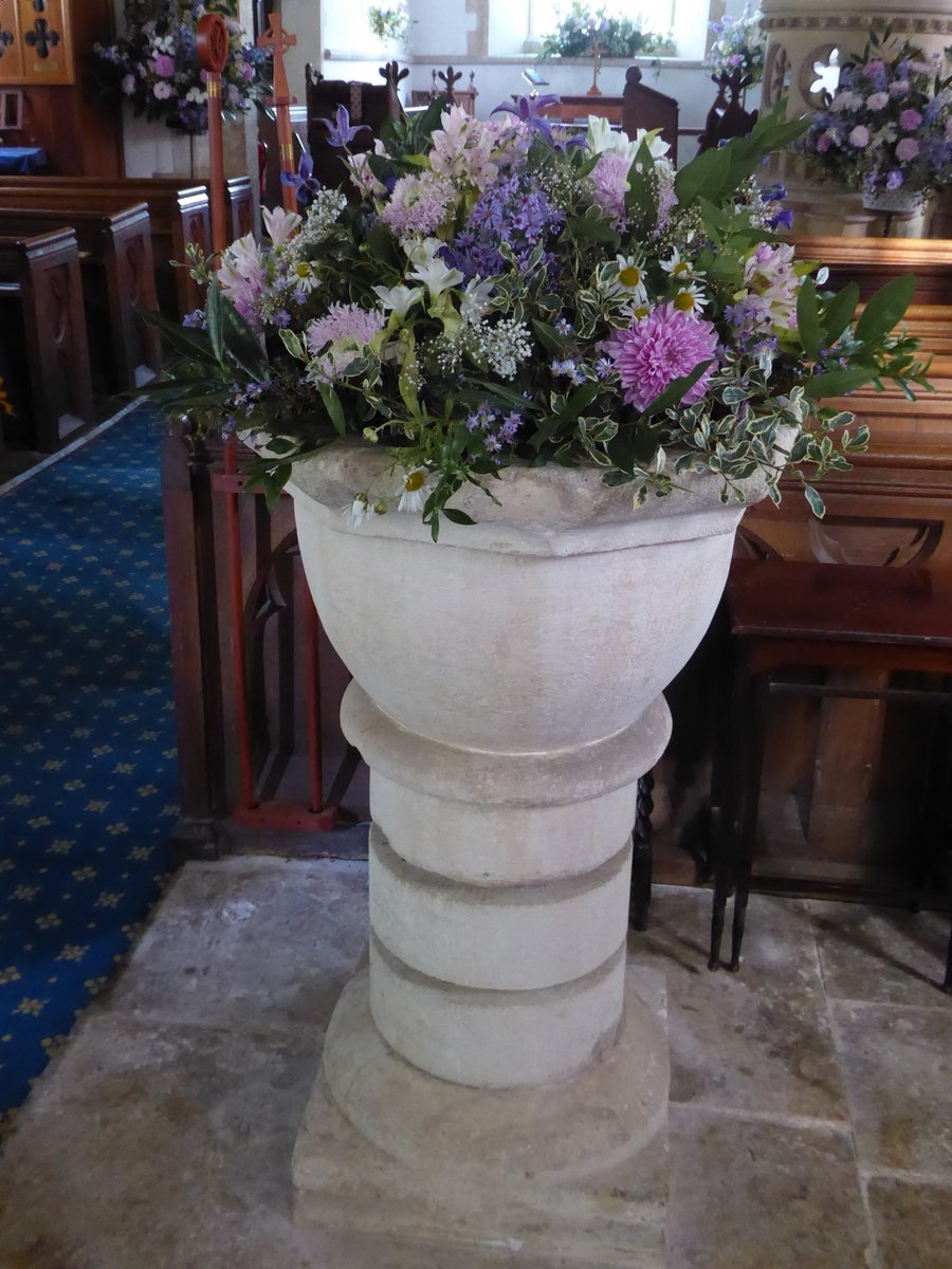 CathyRLowe's tweet photo. Fabulous flowers in every direction, in All Saints, Wotton Underwood.
#FontsOnFriday Circular font on banded stem, possibly medieval but much reworked, according to Historic England (Pevsner does not mention it). https://t.co/dMUCNBvq4R