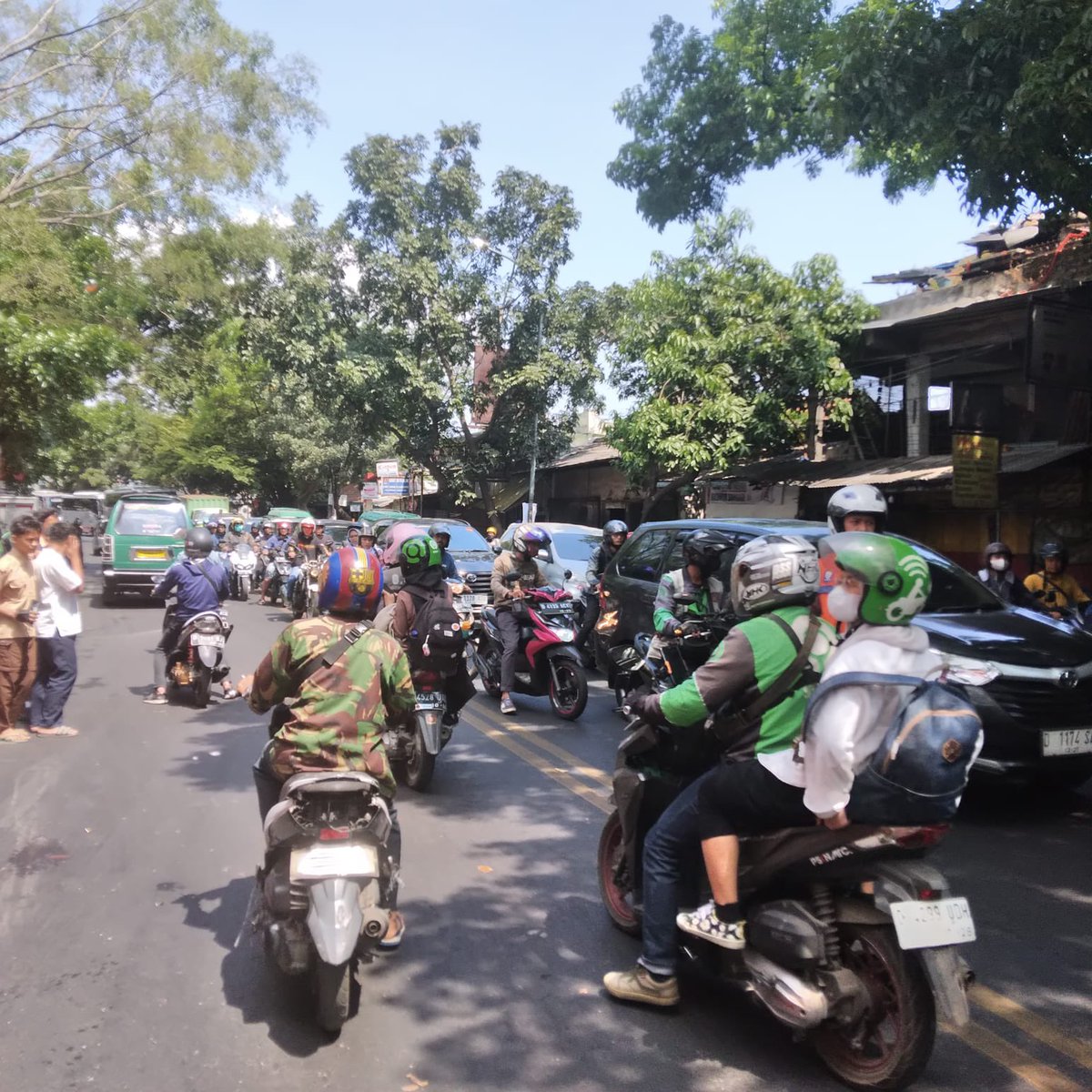 AtcsBandung's tweet photo. Terjadi Kebakaran Lahan di Jl. Suci, Titik Kenal SMA YAS.

Saat ini dalam penanganan Petugas @bdg_siaga113 berikut Tim Gatur @dishubkotabdg dan Polsek Cibeunying Kidul melakukan Pengaturan Lalin.

@infobdg @txtdaribandung @PRFMnews https://t.co/s05Befuf3s
