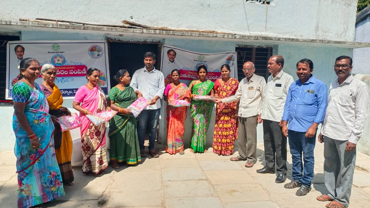 CherialM's tweet photo. Distribution of Bathukamma Sarees in Cherial Municipality by Honourable Chairperson and Councillors. https://t.co/gpD2vCQHzq