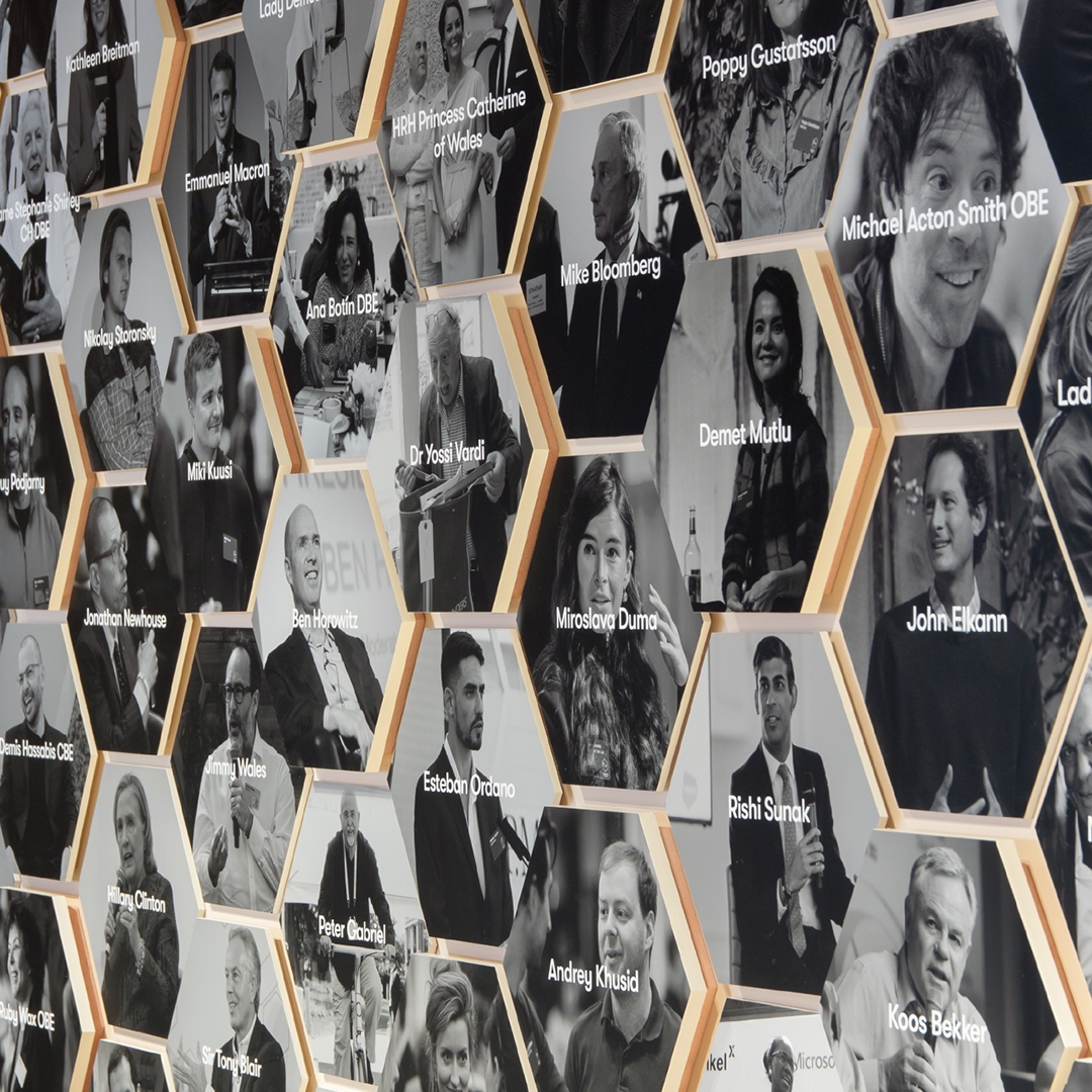 Team_ThemDesign's tweet photo. Founders Forum Group pride themselves with their community of A-list entrepreneurs and investors. Them dedicated a space within the FFG boardroom to a photographic installation that highlights the industry connections the company has.

#Workspace #officedesign #brand #wayfinding https://t.co/rr2sww9lq6