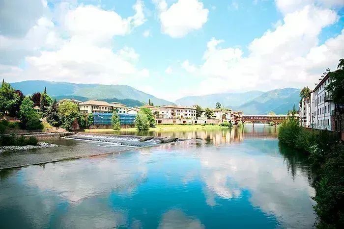 Is Bassano del Grappa the prettiest town in #Italy? 😍 buff.ly/2QSnq9z #Italy #travelphotography #travelblogger #travel #LazyBlogging @LovingBlogs