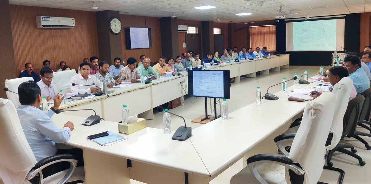 CollecterK's tweet photo. कलेक्टर श्री @ShivrajSinghIAS की अध्यक्षता में जिला जल उपयोगिता समिति की बैठक हुई । बैठक में वर्ष 2023-24 में जल संरक्षण के साथ रबी फसल सिंचाई का रकबा बढ़ाने के सम्बन्ध में चर्चा की गई।
#JansamparkMP
#comindore
@JansamparkMP
@comindore https://t.co/DfoexXdekk