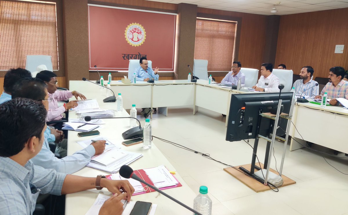 CollecterK's tweet photo. कलेक्टर श्री @ShivrajSinghIAS की अध्यक्षता में जिला जल उपयोगिता समिति की बैठक हुई । बैठक में वर्ष 2023-24 में जल संरक्षण के साथ रबी फसल सिंचाई का रकबा बढ़ाने के सम्बन्ध में चर्चा की गई।
#JansamparkMP
#comindore
@JansamparkMP
@comindore https://t.co/DfoexXdekk