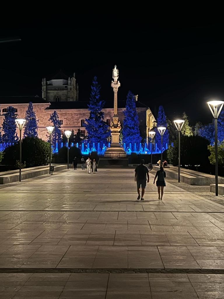 Emasagra's tweet photo. ⛲Hoy os dejamos con esta imagen de la Fuente del Triunfo, que desde anoche luce en color azul para dar la bienvenida a la #CumbreEuropea a #Granada.  
#EUCO
#FelizViernes https://t.co/2g7SmCn1eX