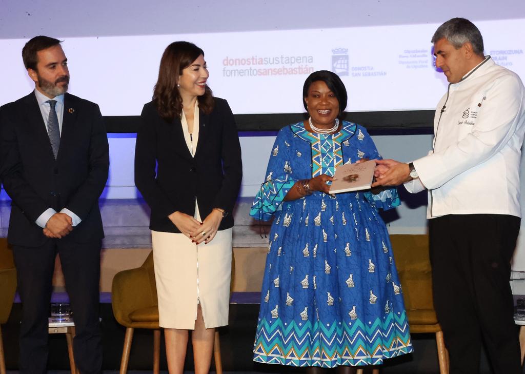 A momentous day yesterday in Spain San Sebastián City, with the First Lady of Republic of Zimbabwe Her Excellency Dr Auxillia Mnangagwa our Ministry Patron being recognized by @UNWTO Secretary General @pololikashvili for Championing Gastronomy Tourism in Zimbabwe.