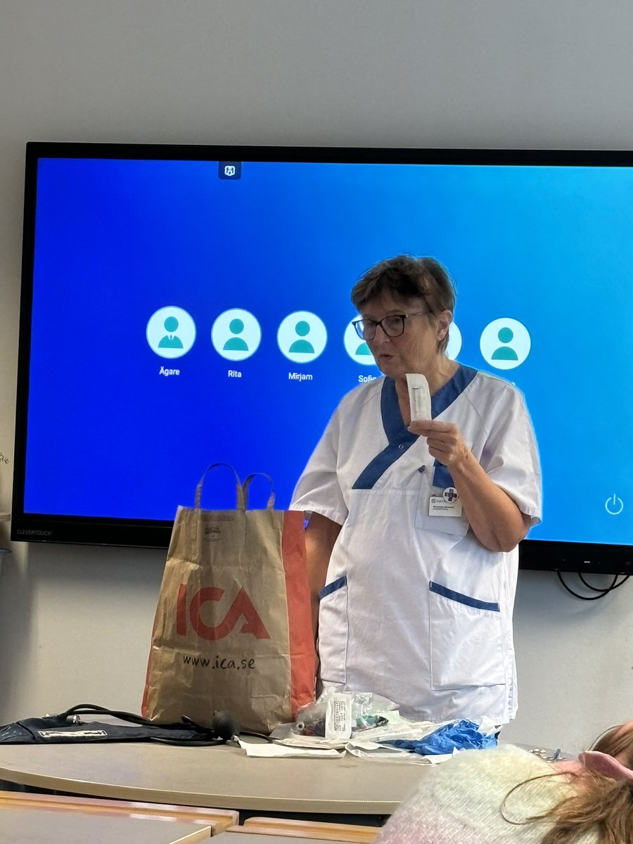 vaxmoraskolan's tweet image. Idag har vi lärt oss mycket om hur sjuksköterskan jobbar!
Blodprov, stygn, vaccin, hygien, bakterier, sår, förebyggande arbete, och mycket mycket mer.
#besök #viktigt #kunskap #sjukvård #vaxmoraskolan