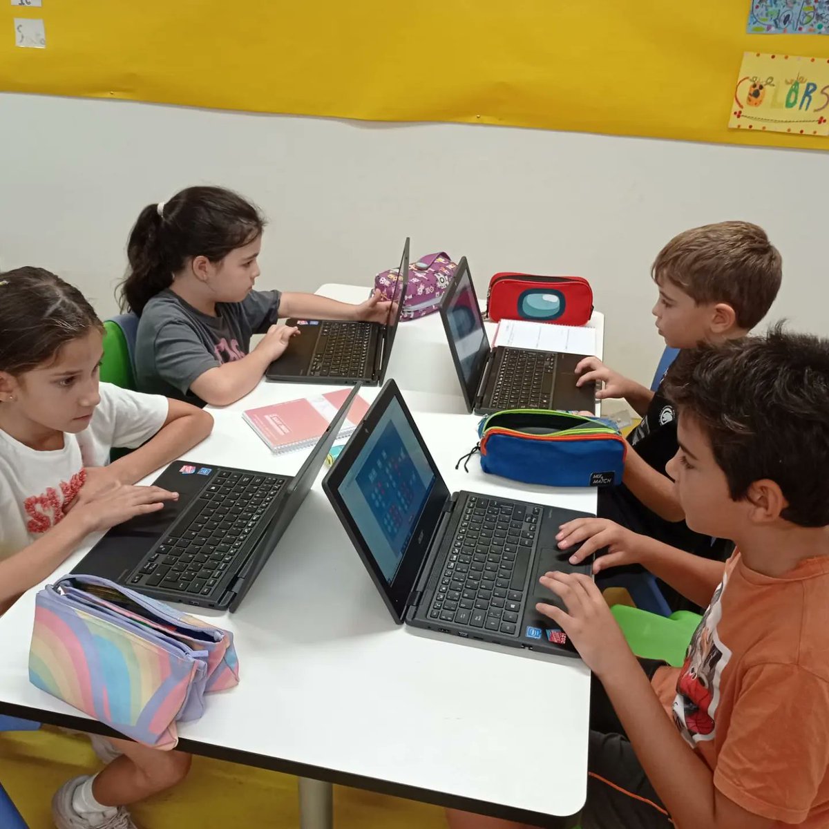 IESANTJORDI's tweet photo. A 3r s'endinsen en el món del Ciberemat de @tekmaneducation, una manera diferent de descobrir i treballar les matemàtiques
#iesantjordi #vilassardedalt #escolescoop #maresme #matematiquesmanipulatives #matesvivencials #tekmanbooks #tekmaneducation #ciberemat https://t.co/SB5qYmAIqR