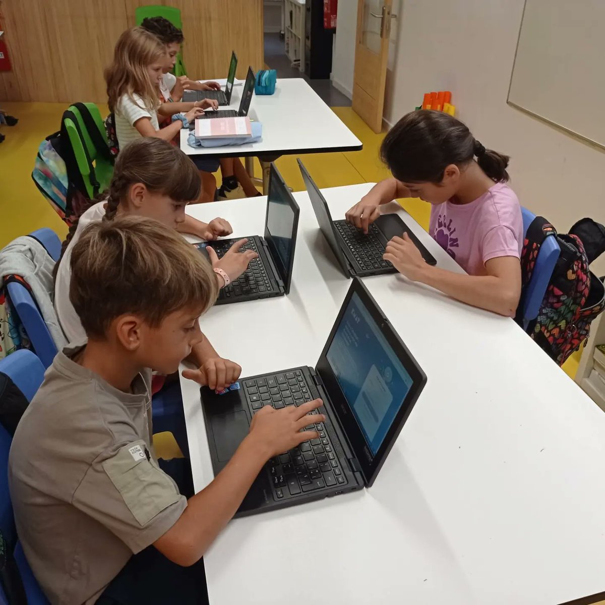 IESANTJORDI's tweet photo. A 3r s'endinsen en el món del Ciberemat de @tekmaneducation, una manera diferent de descobrir i treballar les matemàtiques
#iesantjordi #vilassardedalt #escolescoop #maresme #matematiquesmanipulatives #matesvivencials #tekmanbooks #tekmaneducation #ciberemat https://t.co/SB5qYmAIqR