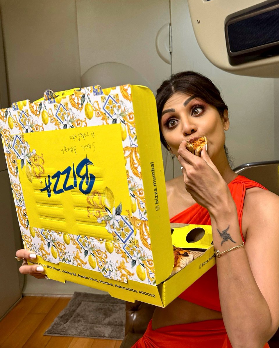 TheShilpaShetty's tweet photo. Thank God it’s Friday🍕🤤

#Bizza #Pizzacoma #foodie #TGIF #foodgasm https://t.co/UlJEZR2UM7