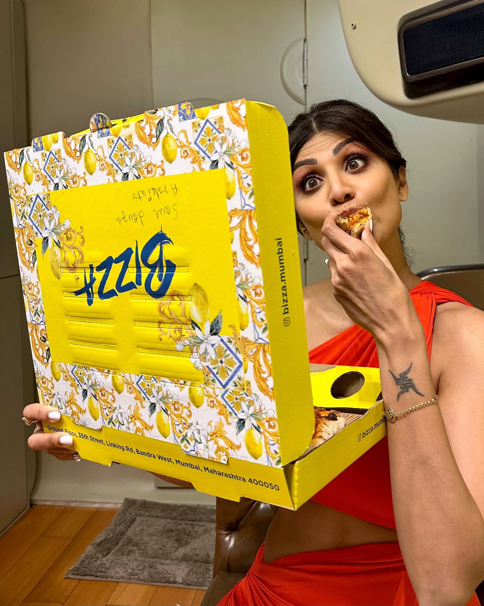 TheShilpaShetty's tweet photo. Thank God it’s Friday🍕🤤

#Bizza #Pizzacoma #foodie #TGIF #foodgasm https://t.co/UlJEZR2UM7
